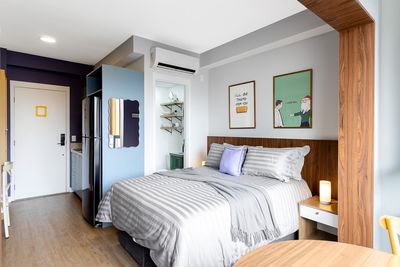 Piscina noturna com iluminação ambiente — imagem profissional para resort e lazer