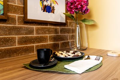 Quarto familiar com camas amplas e espaço para bagagem — foto para anúncios de hospedagem