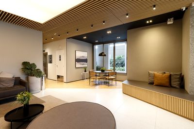 Espaço compartilhado com layout eficiente e camas confortáveis — ideal para hostels