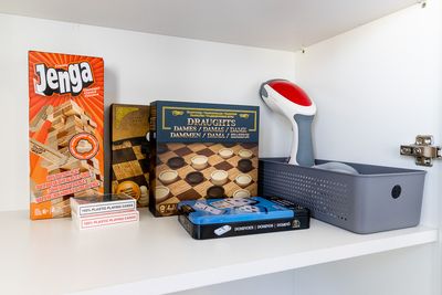 Quarto compacto com iluminação eficiente e bom aproveitamento de espaço