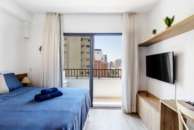 Recepção iluminada com balcão moderno — imagem para hotéis e pousadas