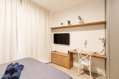 Espaço externo ajardinado com área de convivência — imagem para pousadas