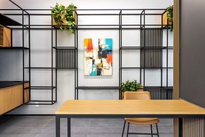 Área de café da manhã bem iluminada com mesas e buffet — imagem para pousadas