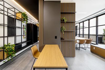 Cozinha compacta equipada para hóspedes de curta estadia — fotografia de hospedagem