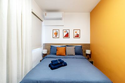 Suíte com cama king e detalhes premium — imagem para hotéis de alto padrão