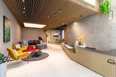 Área externa com jardim e espreguiçadeiras — imagem para pousadas