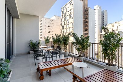 Área de convivência com sofá e plantas — imagem acolhedora para anúncios