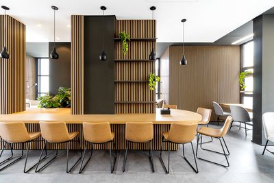 Banheiro clean com bancada e iluminação natural — imagem para melhorar conversões