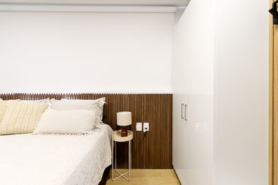 Espaço gourmet com bancada e utensílios — fotografia para apartamentos anunciados