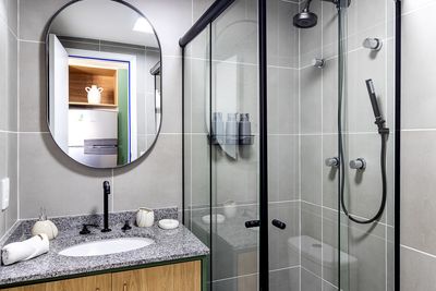 Área de lazer com piscina e solarium — fotografia para resorts e pousadas